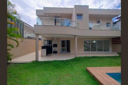 Casa de condomínio para alugar com 460m², 3 quartos e 6 vagasQuintal
