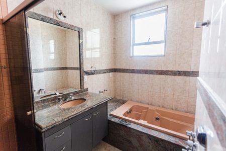 Apartamento para alugar com 135m², 4 quartos e 2 vagasBanheiro da Suíte