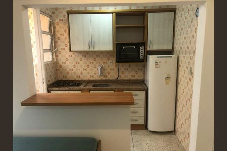 Cozinha  de apartamento para alugar com 1 quarto, 49m² em Santana, Porto Alegre
