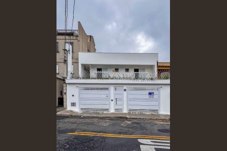 Casa para alugar com 250m², 3 quartos e 4 vagas Casa para alugar com 250m², 3 quartos e 4 vagasFachada