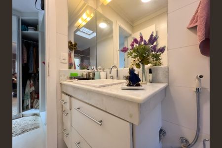 Casa de condomínio para alugar com 400m², 4 quartos e 5 vagas Casa de condomínio para alugar com 400m², 4 quartos e 5 vagasBanheiro da Suíte 1