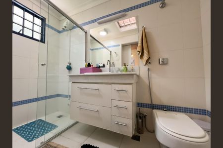 Casa de condomínio para alugar com 400m², 4 quartos e 5 vagas Casa de condomínio para alugar com 400m², 4 quartos e 5 vagasBanheiro da Suíte 2