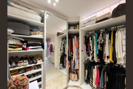 Casa de condomínio para alugar com 400m², 4 quartos e 5 vagas Casa de condomínio para alugar com 400m², 4 quartos e 5 vagasCloset da suíte 1