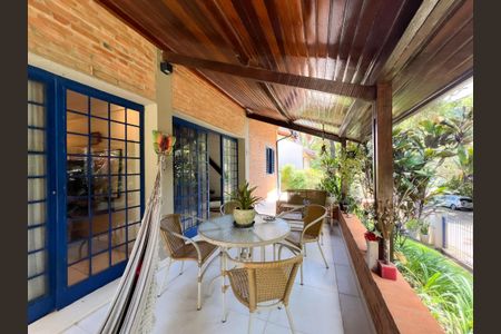 Casa de condomínio para alugar com 400m², 4 quartos e 5 vagas Casa de condomínio para alugar com 400m², 4 quartos e 5 vagasVaranda da Sala