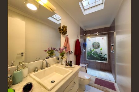 Casa de condomínio para alugar com 400m², 4 quartos e 5 vagas Casa de condomínio para alugar com 400m², 4 quartos e 5 vagasBanheiro da Suíte 1