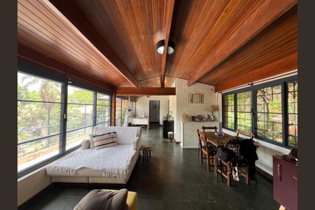 Casa de condomínio para alugar com 400m², 4 quartos e 5 vagasCasa de hóspedes