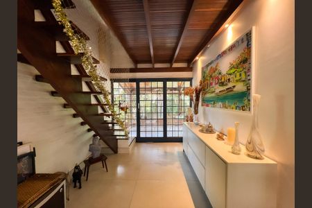 Casa de condomínio para alugar com 400m², 4 quartos e 5 vagas Casa de condomínio para alugar com 400m², 4 quartos e 5 vagasSala