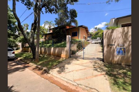 Casa de condomínio para alugar com 400m², 4 quartos e 5 vagas Casa de condomínio para alugar com 400m², 4 quartos e 5 vagasFachada