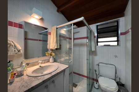 Casa de condomínio para alugar com 400m², 4 quartos e 5 vagasCasa de hóspedes