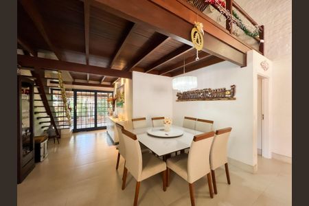 Casa de condomínio para alugar com 400m², 4 quartos e 5 vagas Casa de condomínio para alugar com 400m², 4 quartos e 5 vagasSala