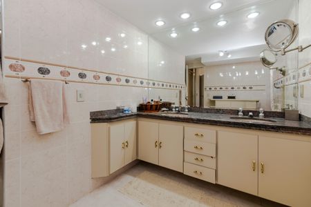 Apartamento à venda com 278m², 4 quartos e 3 vagasBanheiro da Suíte 2 Cobertura