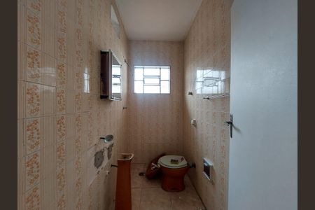 Casa para alugar com 347m², 3 quartos e 3 vagasBanheiro da Edícula