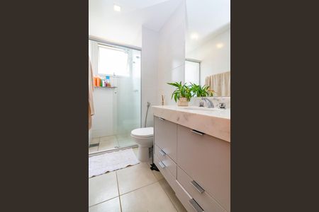 Apartamento à venda com 71m², 2 quartos e 2 vagasBanheiro da Suíte
