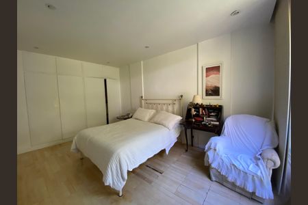 Apartamento à venda com 156m², 3 quartos e 2 vagas Apartamento à venda com 156m², 3 quartos e 2 vagasSuite