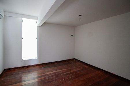 Casa de condomínio para alugar com 410m², 4 quartos e 1 vaga