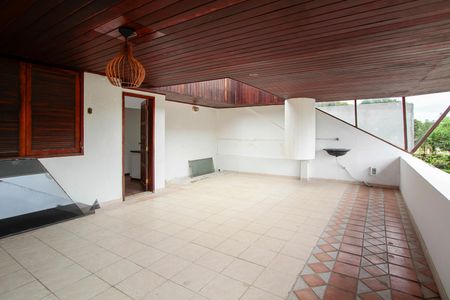 Casa de condomínio para alugar com 410m², 4 quartos e 1 vaga