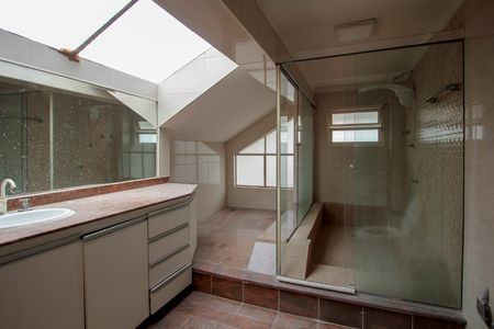 Casa de condomínio para alugar com 410m², 4 quartos e 1 vaga