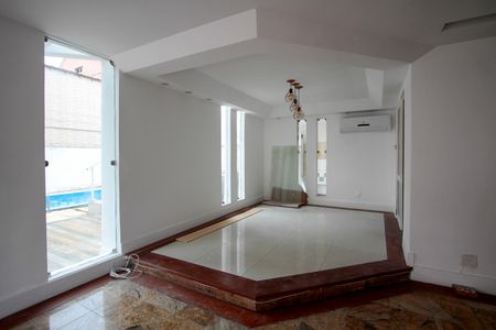 Casa de condomínio para alugar com 410m², 4 quartos e 1 vaga