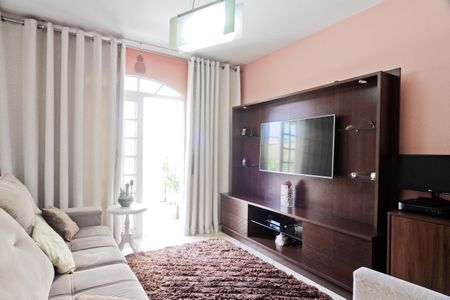 Casa à venda com 120m², 3 quartos e 2 vagasSala