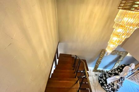 Casa à venda com 186m², 3 quartos e 2 vagasEscada