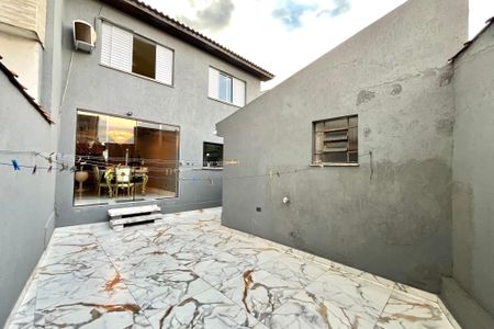 Casa à venda com 186m², 3 quartos e 2 vagasQuintal