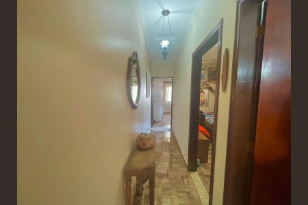 Casa à venda com 175m², 3 quartos e 4 vagasCorredor interno 