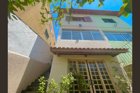 Casa à venda com 175m², 3 quartos e 4 vagasDetalhe vista externa 