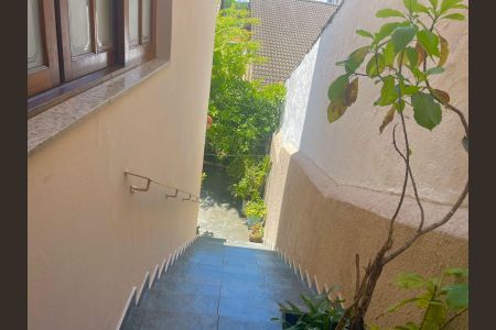 Casa à venda com 175m², 3 quartos e 4 vagasEscada acesso quintal 