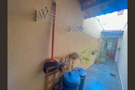 Casa à venda com 175m², 3 quartos e 4 vagasCorredor externo 