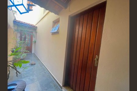 Casa à venda com 175m², 3 quartos e 4 vagasCorredor externo 