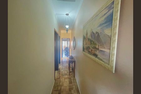 Casa à venda com 175m², 3 quartos e 4 vagasCorredor interno 