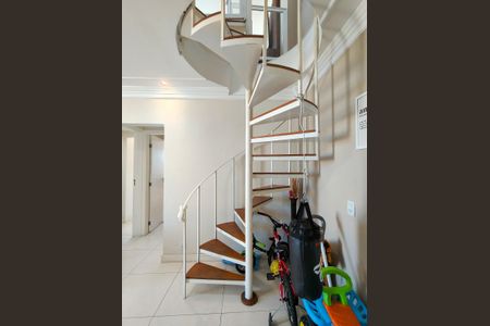 Apartamento à venda com 190m², 3 quartos e 2 vagasEscada