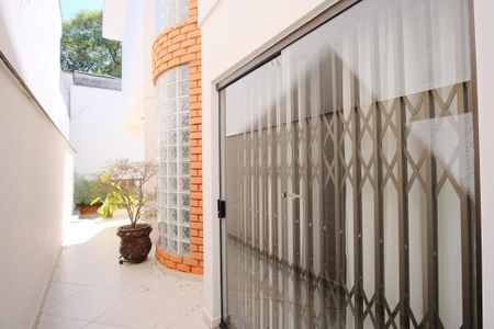 Casa para alugar com 310m², 4 quartos e 6 vagasCorredor Lateral