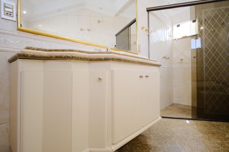 Casa para alugar com 310m², 4 quartos e 6 vagasBanheiro da Suíte 1