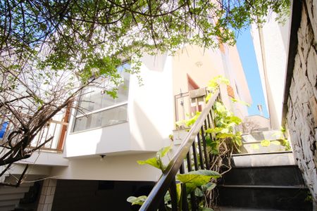 Casa para alugar com 310m², 4 quartos e 6 vagasEscada