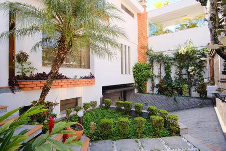 Casa para alugar com 310m², 4 quartos e 6 vagasEntrada