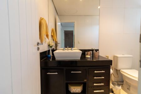 Casa de condomínio à venda com 297m², 3 quartos e 4 vagasBanheiro