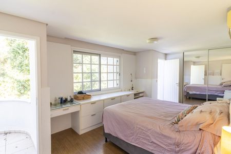 Casa de condomínio à venda com 297m², 3 quartos e 4 vagasSuíte