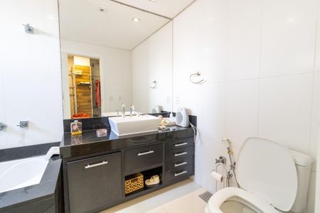 Casa de condomínio à venda com 297m², 3 quartos e 4 vagasBanheiro da Suíte