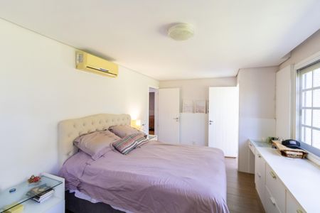 Casa de condomínio à venda com 297m², 3 quartos e 4 vagasSuíte