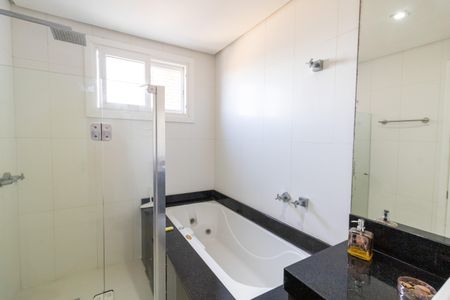 Casa de condomínio à venda com 297m², 3 quartos e 4 vagasBanheiro da Suíte