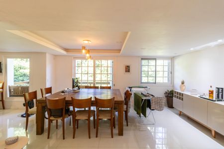 Casa de condomínio à venda com 297m², 3 quartos e 4 vagasSala