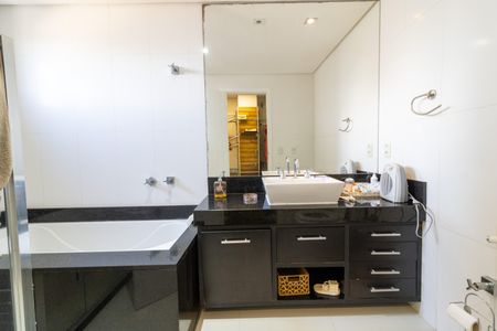 Casa de condomínio à venda com 297m², 3 quartos e 4 vagasBanheiro da Suíte