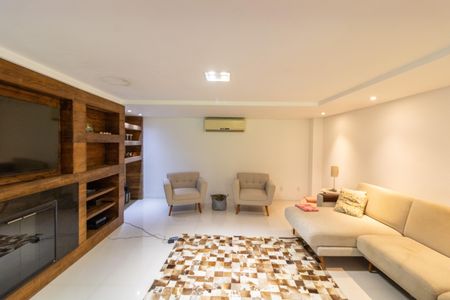 Casa de condomínio à venda com 297m², 3 quartos e 4 vagasSala