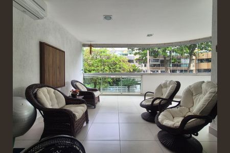 Apartamento à venda com 138m², 3 quartos e 2 vagas Apartamento à venda com 138m², 3 quartos e 2 vagasVaranda