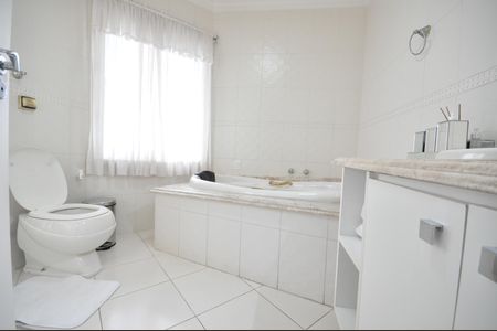 Casa à venda com 345m², 4 quartos e 10 vagasBanheiro da Suíte Master