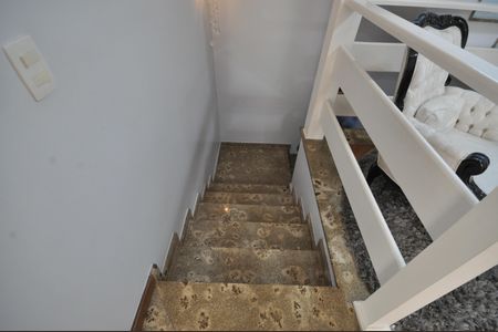 Casa à venda com 345m², 4 quartos e 10 vagasEscada de acesso a garagem