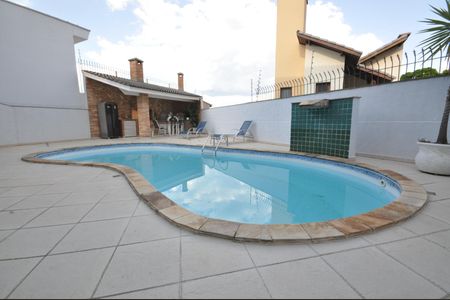 Casa à venda com 345m², 4 quartos e 10 vagasPiscina