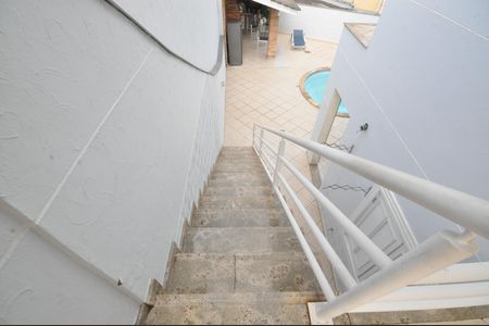 Casa à venda com 345m², 4 quartos e 10 vagasEscada de acesso à área de lazer