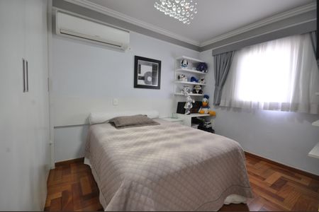 Casa à venda com 345m², 4 quartos e 10 vagasSuíte 2